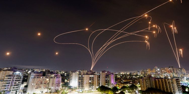 Governo brasileiro pretende retirar 900 brasileiros de Israel até sábado (14)