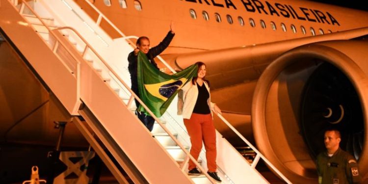 Chega a Brasília primeiro avião trazendo brasileiros de Israel
