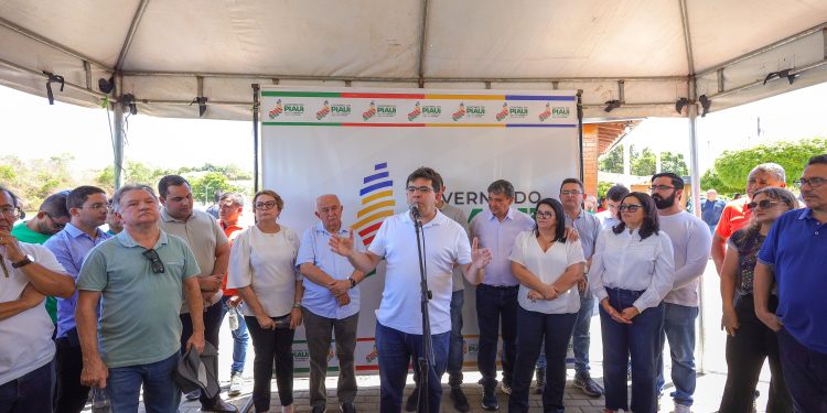 Governador Rafael Fonteles inaugura obras de infraestrutura e mobilidade em Água Branca