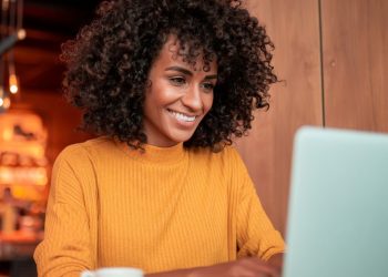 Brasileiros que possuem ensino superior recebem 2,5 vezes mais que aqueles que têm apenas o ensino médio