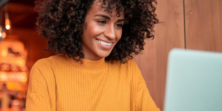 Brasileiros que possuem ensino superior recebem 2,5 vezes mais que aqueles que têm apenas o ensino médio