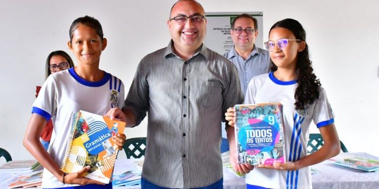 Prefeitura de Floriano entrega material didático complementar a alunos da rede municipal