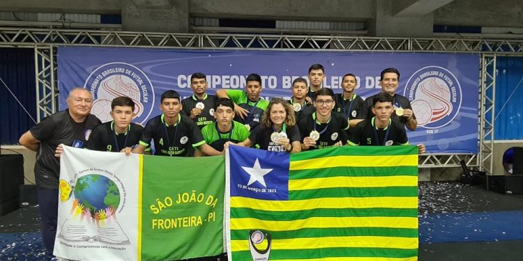 Estudantes de São João da Fronteira comemoram vitória no Campeonato Brasileiro de Futsal Escolar Sub-17