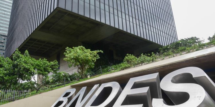 Governo apresenta projeto para retomar financiamento de obras no exterior pelo BNDES