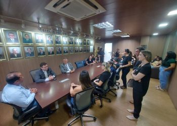 Dentistas da rede municipal de Teresina buscam vereadores para denunciar falta de materiais e equipamentos