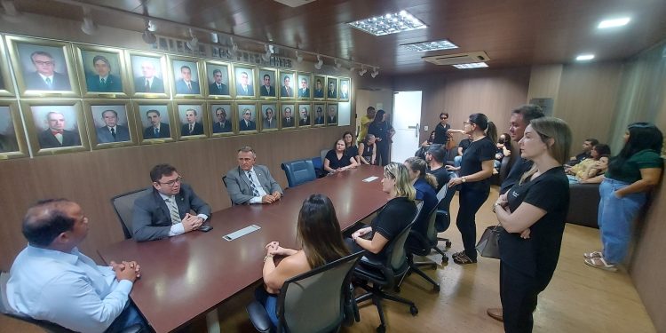 Dentistas da rede municipal de Teresina buscam vereadores para denunciar falta de materiais e equipamentos