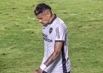 Botafogo se torna o líder mais desacreditado. Jogadores que derrubaram Lage fracassam. 13 pontos de vantagem desapareceram