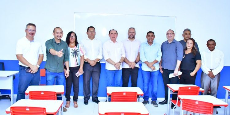 Prefeito Antônio Reis entrega ampliação da Escola M. Professor Freire em Floriano