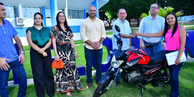 Prefeitura de Floriano entrega prêmios da campanha ‘IPTU Premiado’