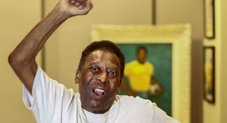 Pelé recebe homenagens do mundo do futebol um ano após sua morte