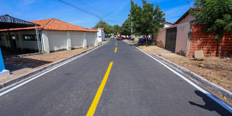 Governador entrega 8 mil m² de asfalto em Milton Brandão e anuncia investimentos de R$ 6 milhões para recuperação de rodovias