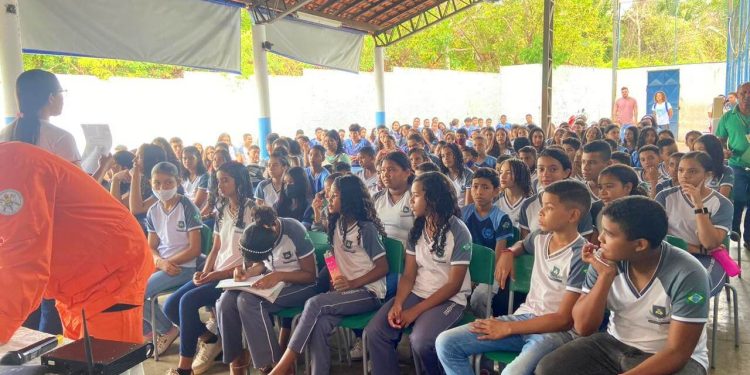 Semec leva ações do Programa Educação e Família para escola da zona rural