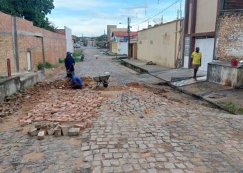 Notícias  Infraestrutura: ruas de 13 bairros de Floriano recebem manutenção de tapa-buracos