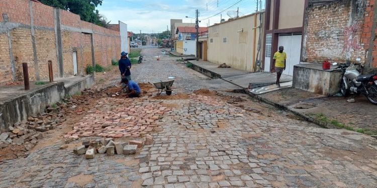 Notícias  Infraestrutura: ruas de 13 bairros de Floriano recebem manutenção de tapa-buracos