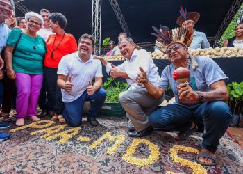 Governador acompanha lançamento de programas federais que beneficiarão indígenas e agricultores em Lagoa de São Francisco