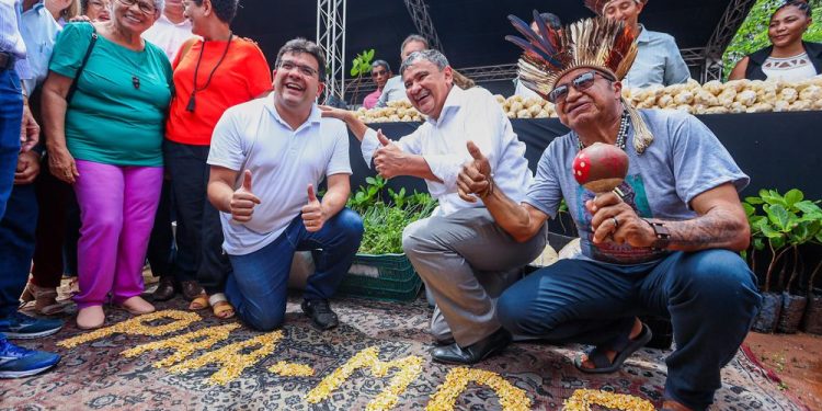 Governador acompanha lançamento de programas federais que beneficiarão indígenas e agricultores em Lagoa de São Francisco