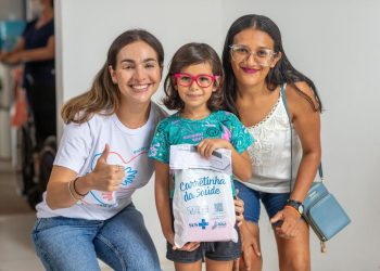 Carretinha da Saúde: mais de 100 óculos são entregues a crianças do litoral piauiense