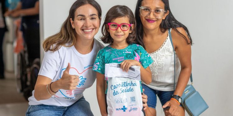 Carretinha da Saúde: mais de 100 óculos são entregues a crianças do litoral piauiense
