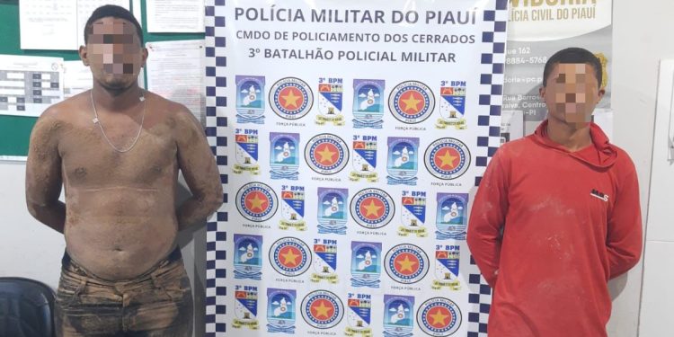 Polícia Militar prende dupla suspeita de assalto, apreende diversas armas e recupera quase R$ 12 mil em dinheiro em Floriano
