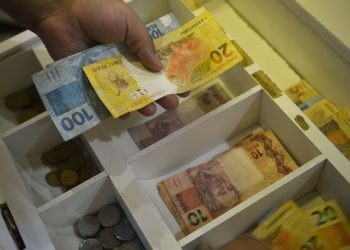 Salário mínimo de R$ 1.412 entra em vigor nesta segunda-feira (1)