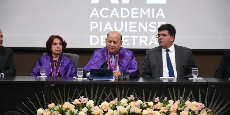 Governador participa da posse de Fides Angélica como primeira mulher a presidir a APL