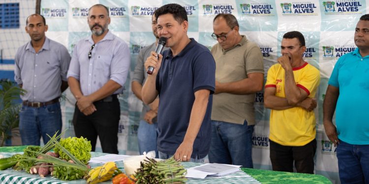 Prefeito Veim da Fetraf ressalta importância do PNAE para o município de  Miguel Alves