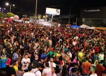 Corso 2024 reúne centenas de foliões e é marcado pela criatividade das fantasias