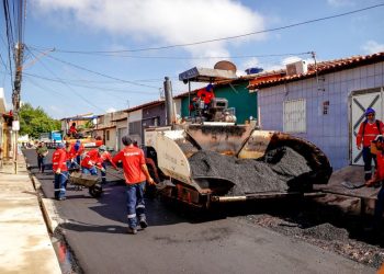 Prefeito Dr. Pessoa visita obras de pavimentação asfáltica no bairro Promorar