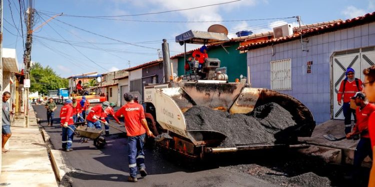 Prefeito Dr. Pessoa visita obras de pavimentação asfáltica no bairro Promorar