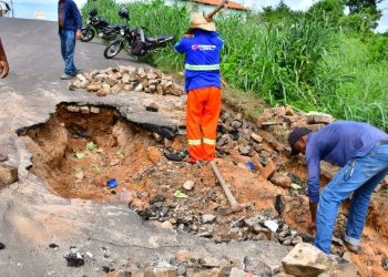 Prefeitura de Floriano realiza obras de tapa-buracos no Planalto Sambaíba e desobstrução em ruas