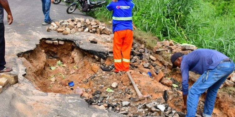 Prefeitura de Floriano realiza obras de tapa-buracos no Planalto Sambaíba e desobstrução em ruas