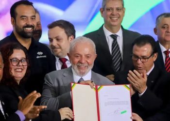 Presidente Lula assina projeto que regula atividade de motoristas de aplicativo