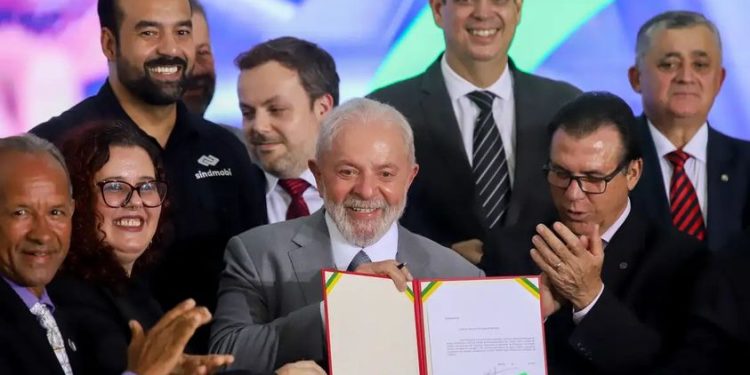 Presidente Lula assina projeto que regula atividade de motoristas de aplicativo