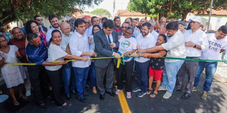OPA: Rafael Fonteles entrega pavimentação asfáltica de 23 ruas de Teresina