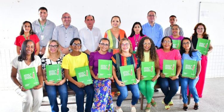 Prefeitura de Floriano e SICREDI firmam parceria para capacitar professores e alunos em educação financeira