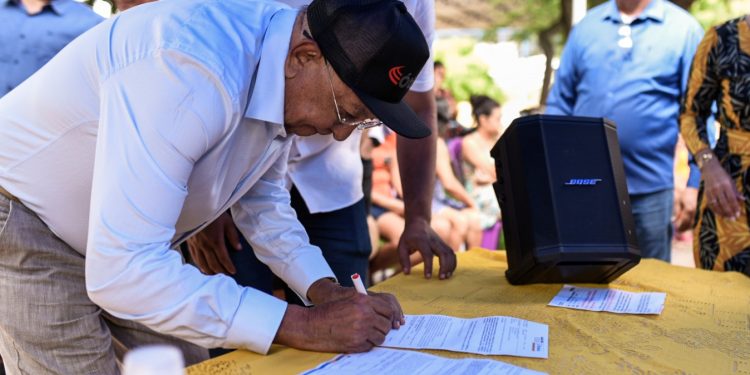 Prefeito Dr. Pessoa assina ordem de serviço para pavimentação asfáltica do bairro Parque Rodoviário