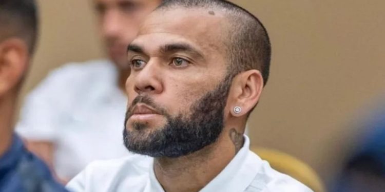 Daniel Alves paga fiança de 1 milhão de euros e já pode deixar a prisão em Barcelona