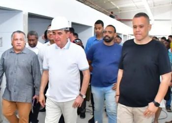 Prefeito Antônio Reis  visita a obra do Mercado Público Municipal de Floriano