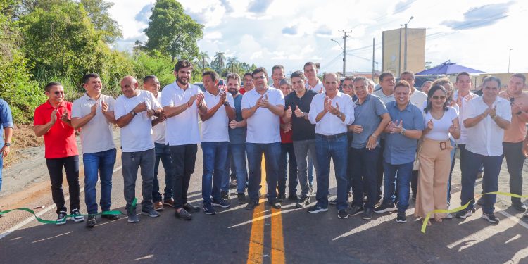 Em Floriano, governador Rafael inaugura recuperação de rodovia e reforma de escola