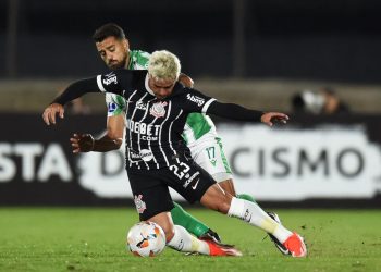 Corinthians vacila e leva empate do Racing-URU na estreia na Sul-Americana