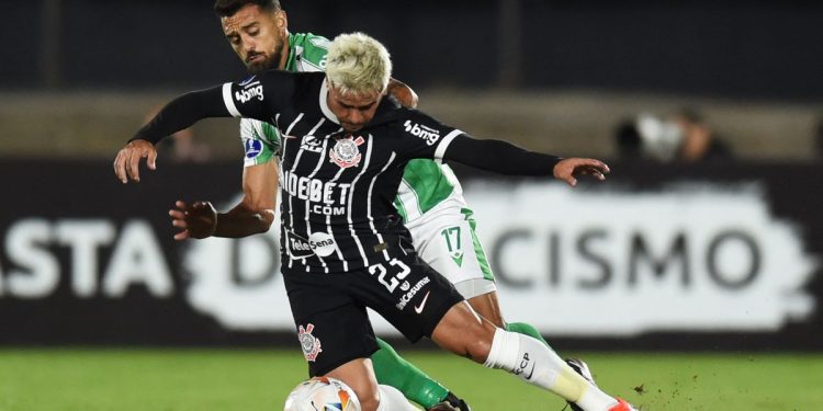 Corinthians vacila e leva empate do Racing-URU na estreia na Sul-Americana