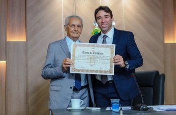 Alepi entrega título de cidadania para farmacêutico precursor da atividade em Piripiri