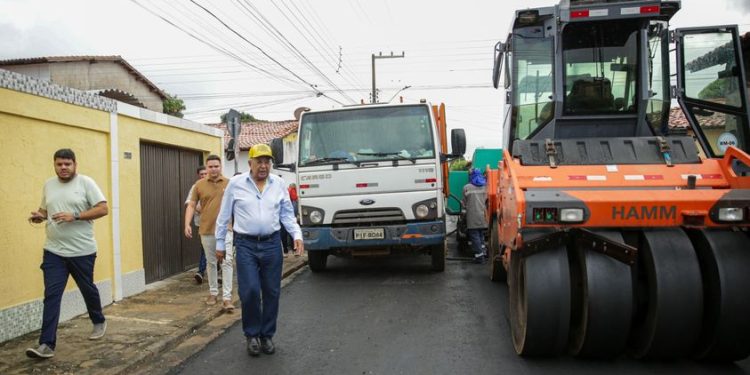 Prefeito de Teresina vistoria várias frentes de serviços na zona Sudeste
