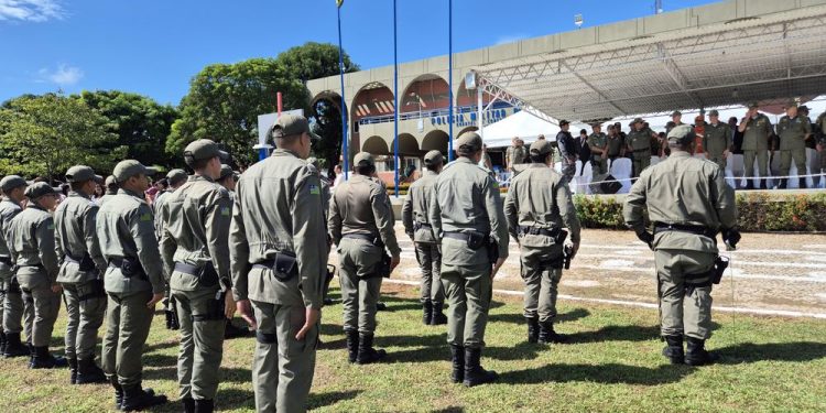 Polícia Militar do Piauí homenageia policiais e forma turma de oficiais durante solenidade do Dia de Tiradentes