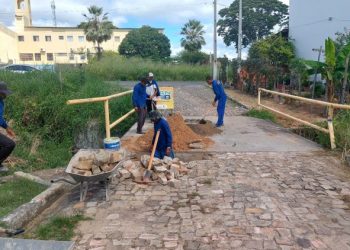 Prefeitura de Floriano realiza obras de recuperação, iluminação, piçarramento e desobstrução de galeria no município