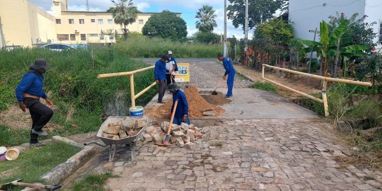 Prefeitura de Floriano realiza obras de recuperação, iluminação, piçarramento e desobstrução de galeria no município