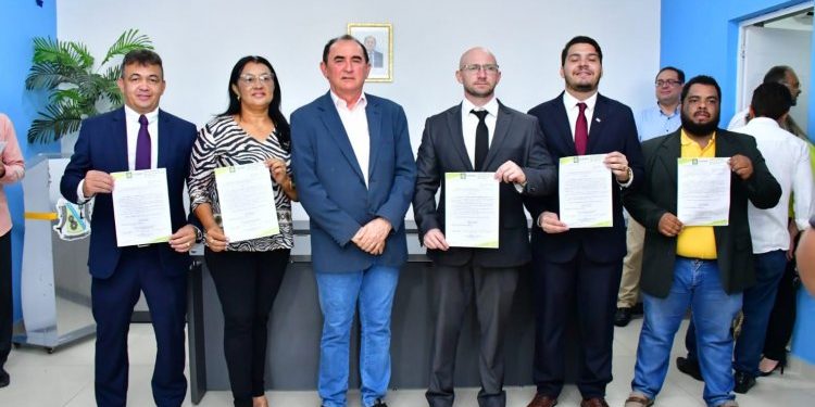 Prefeito Antônio Reis empossa novos secretários da gestão municipal de Floriano