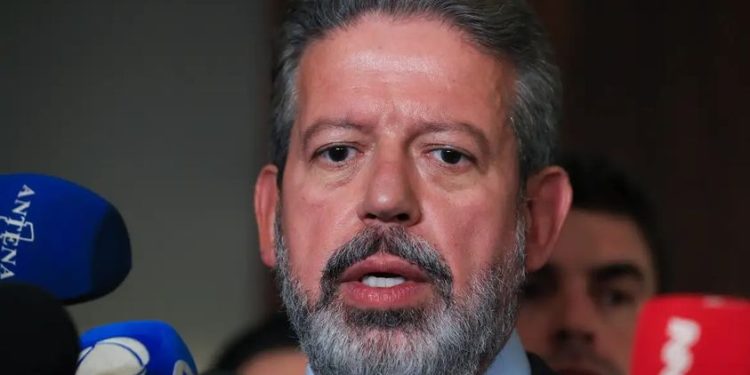 Arthur Lira defende proposta para limitar ações no Supremo