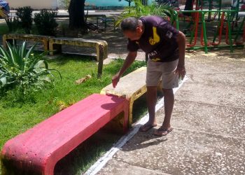 Moradores do Redenção limpam e pintam bancos para comemorar 57 anos