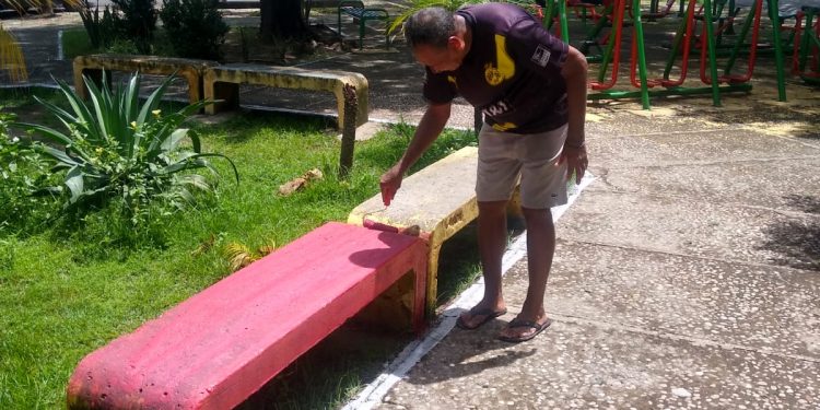 Moradores do Redenção limpam e pintam bancos para comemorar 57 anos